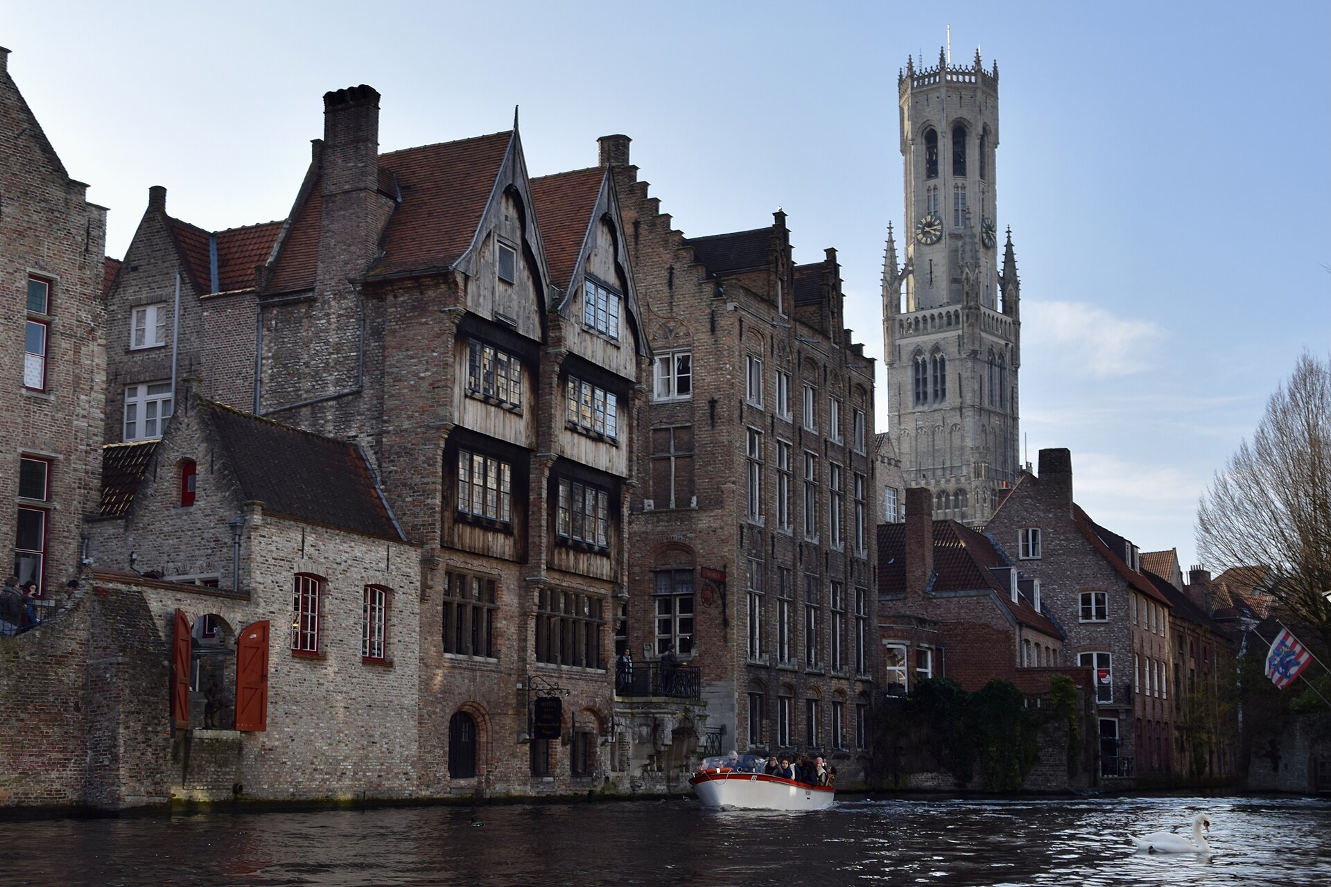 De Rozenhoedkaai en het Belfort in Brugge.
