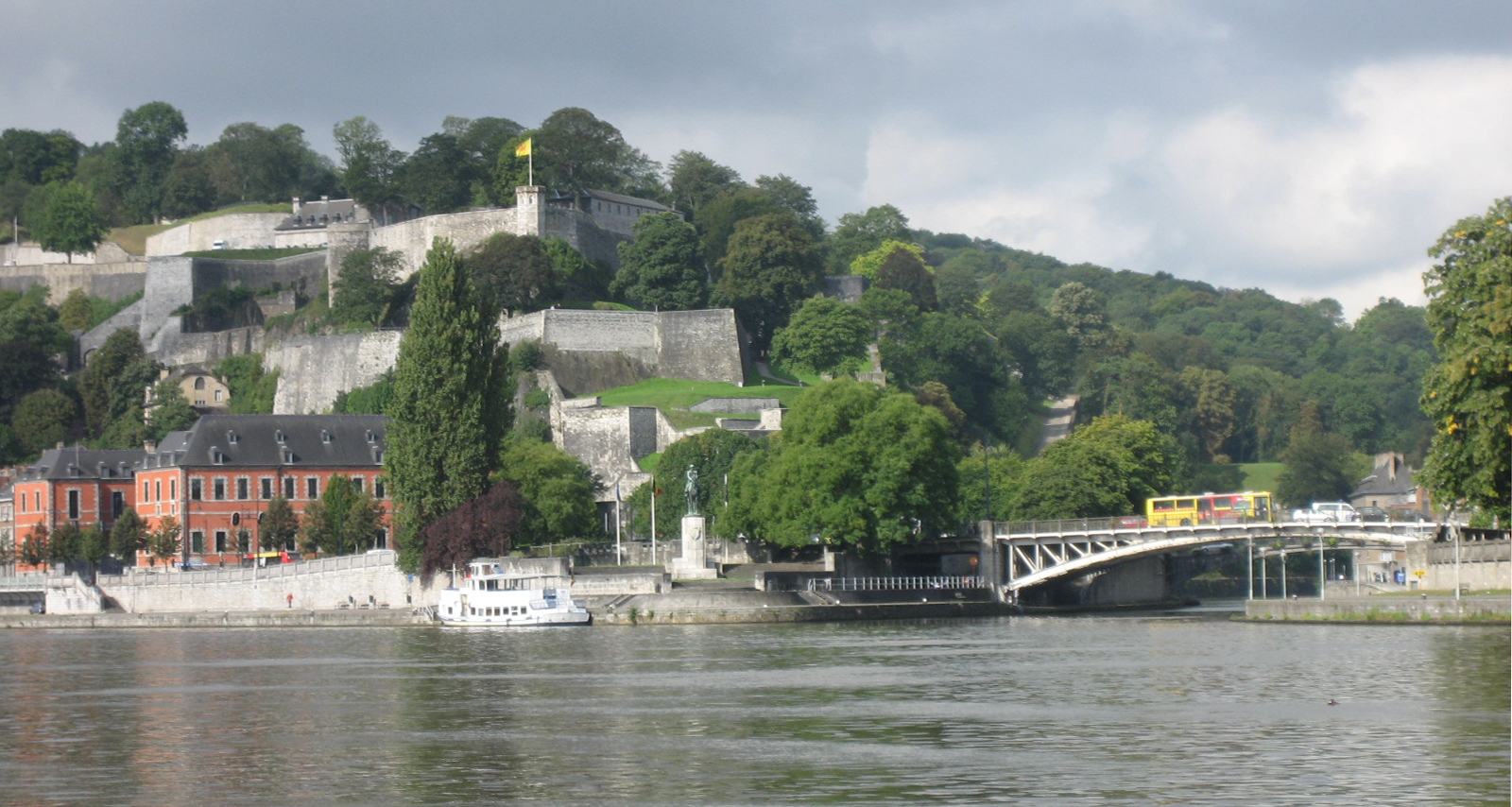 De citadel en het water bij de samenvloeiing van Samber en Maas in Namen.