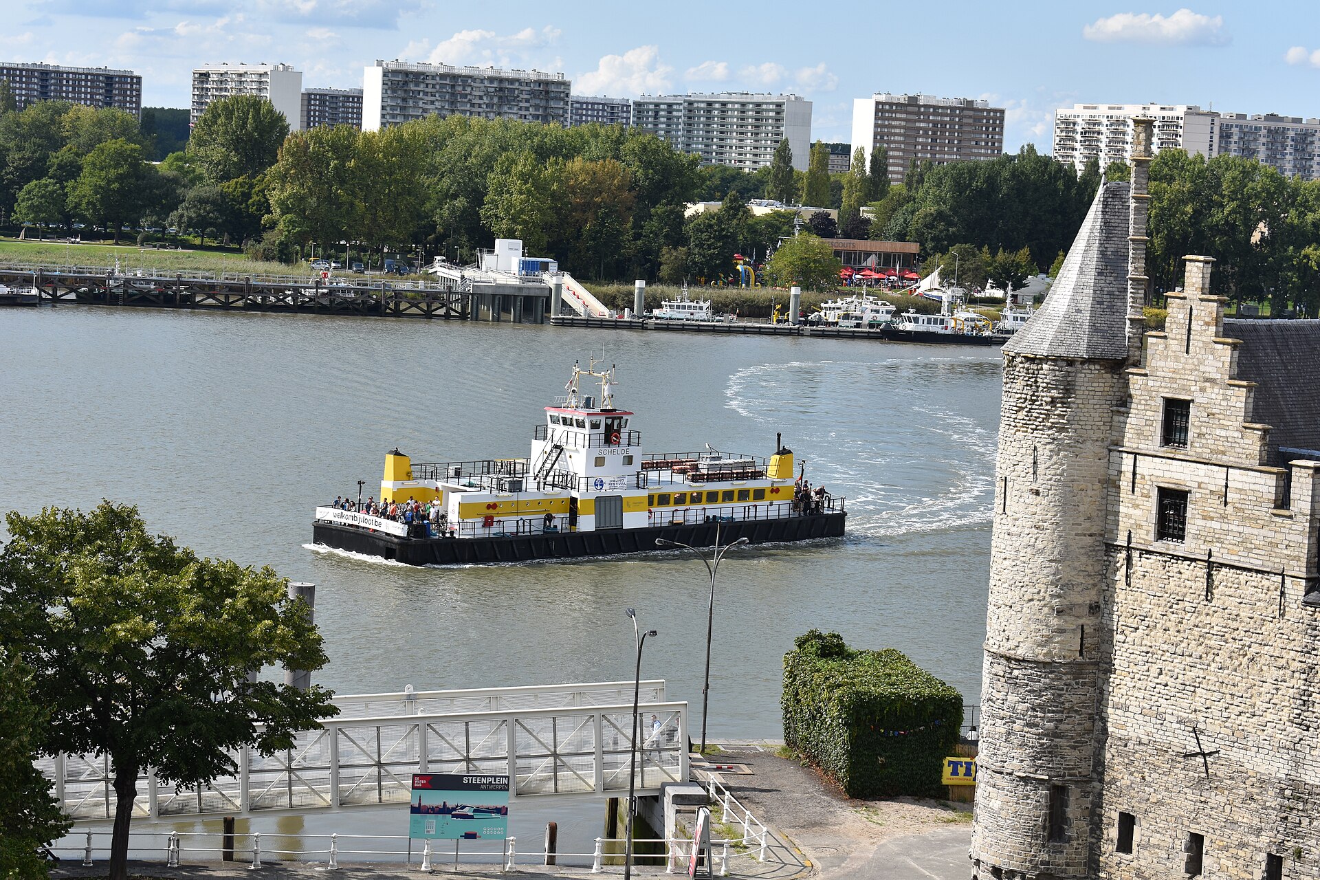 Een veerboot bij Het Steen in Antwerpen; streekbeeld ter illustratie.