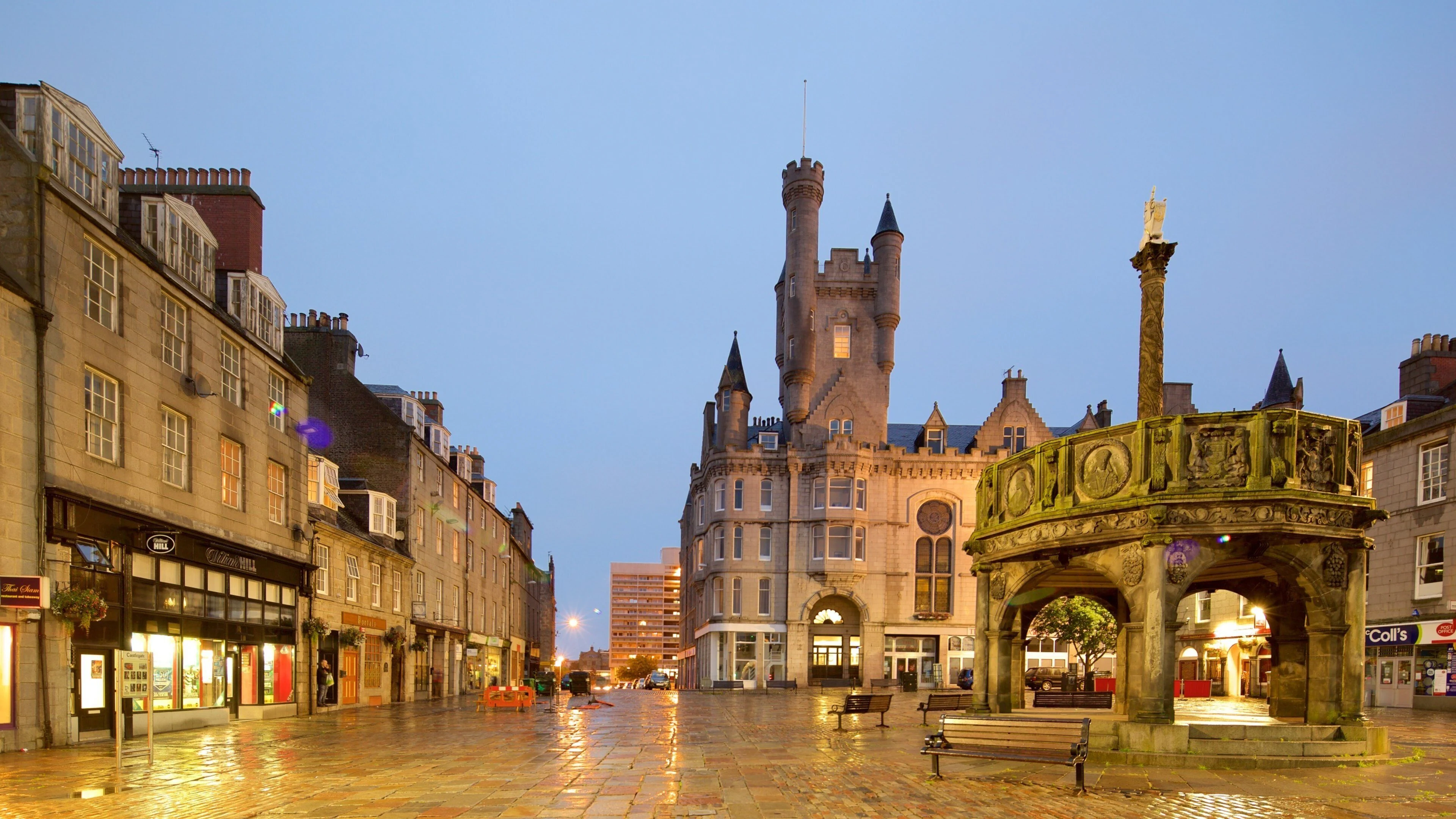 Historische Castlegate in centrale Aberdeen bij dusk