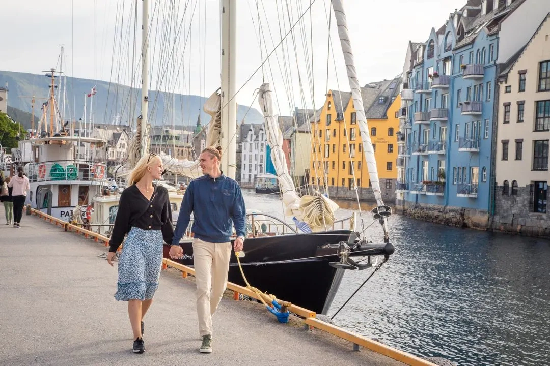 Kunst Nouveau waterkant gebouwen naast de haven in Ålesund