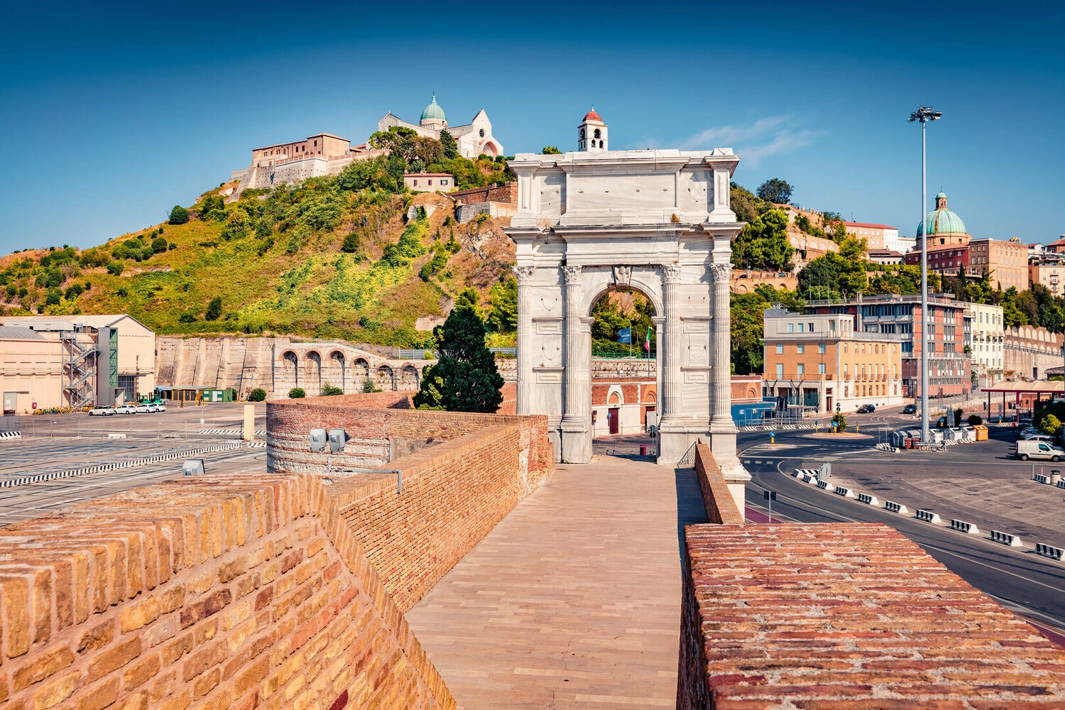Ancona waterkant en historische stad op de Adriatische kust van Italië