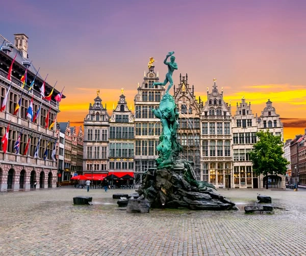 Historische Antwerpen waterkant en architectuur van de stad naast de Rivier Scheldt