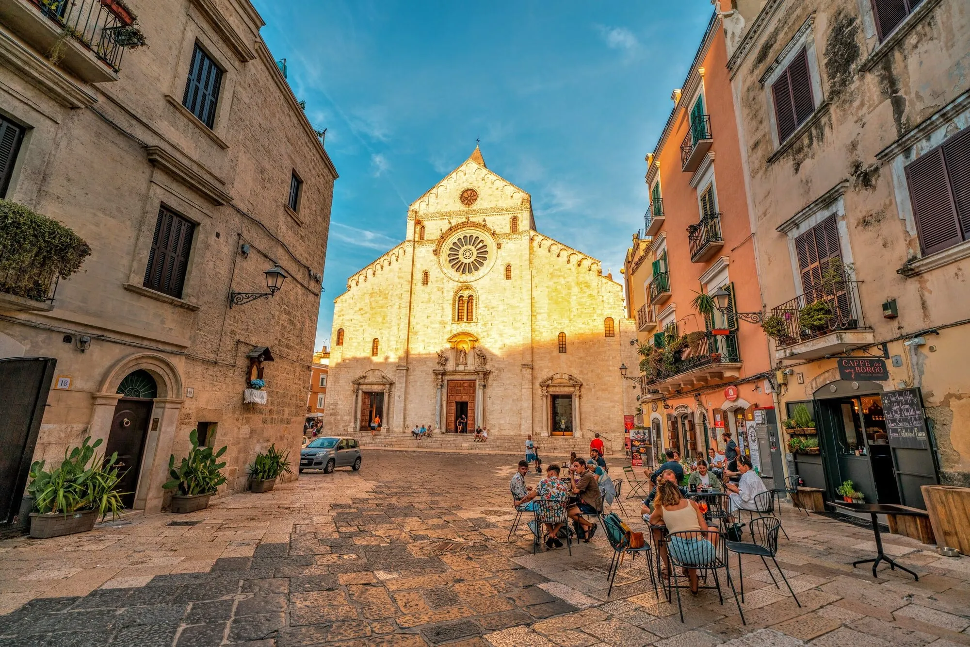 Bari oude stad en Adriatische Zee waterkant in Puglia, Italië