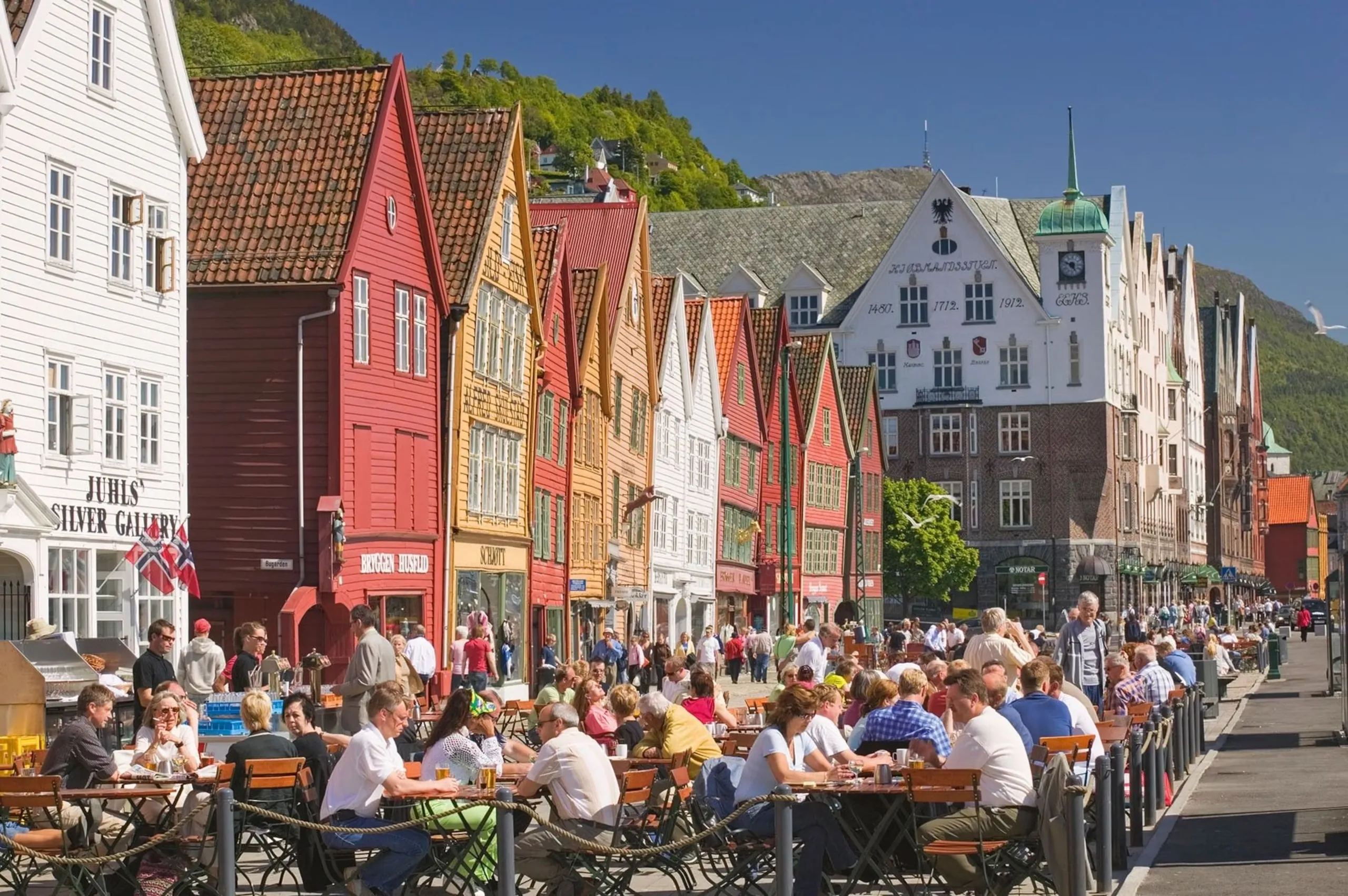 Bergen Bryggen waterkant en berg landschap in Noorwegen