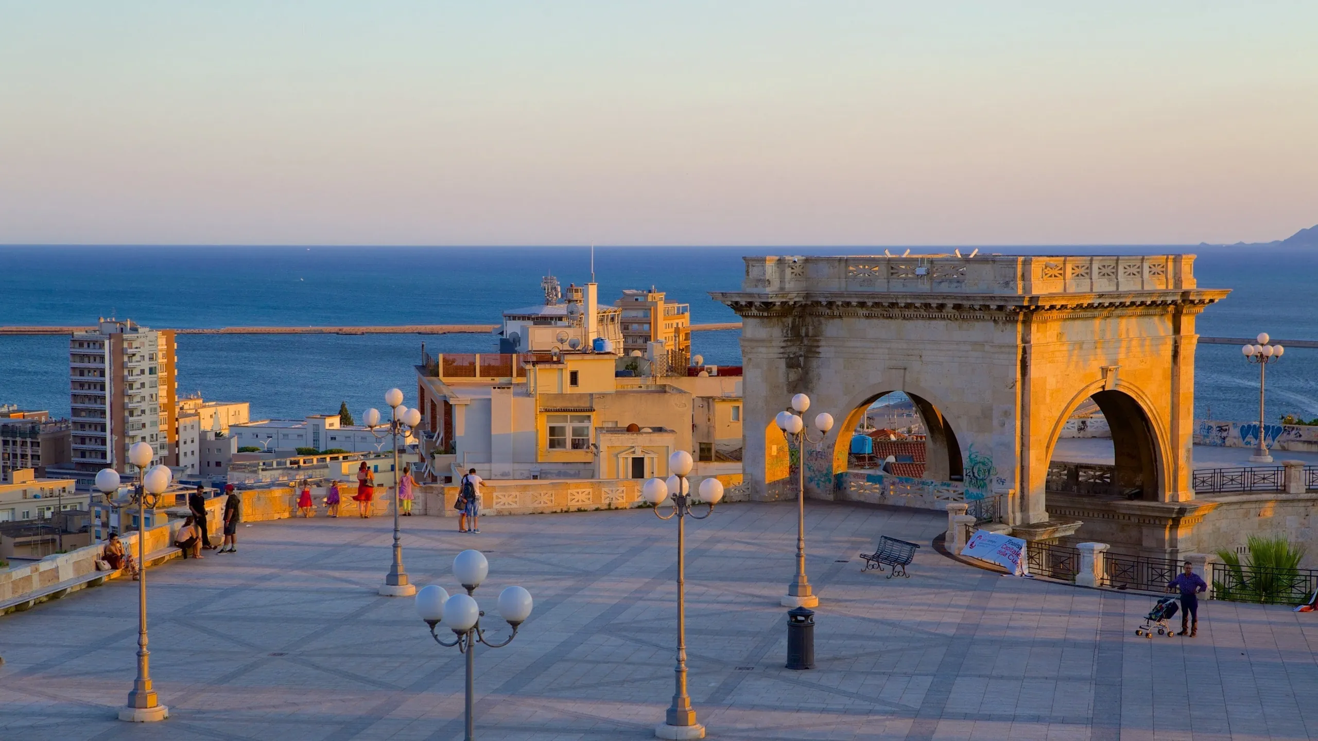 Cagliari historische stad en Middellandse Zee waterkant in Sardinië