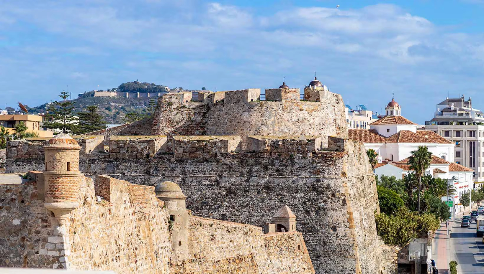 Ceuta waterkant en historische versterkingen op de Zeestraat van Gibraltar