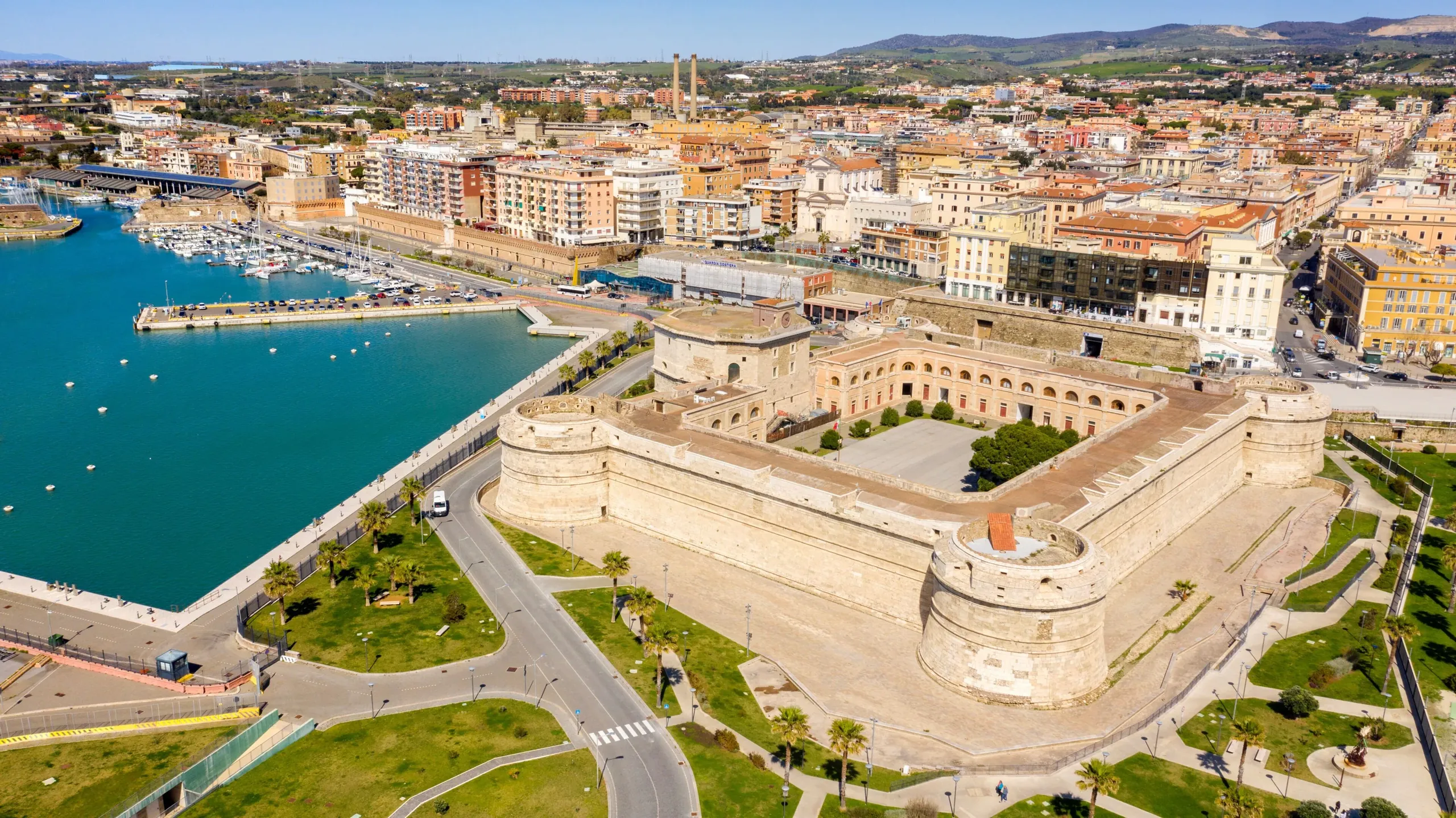 Civitavecchia waterkant en historische haven op de Lazio kust van Italië