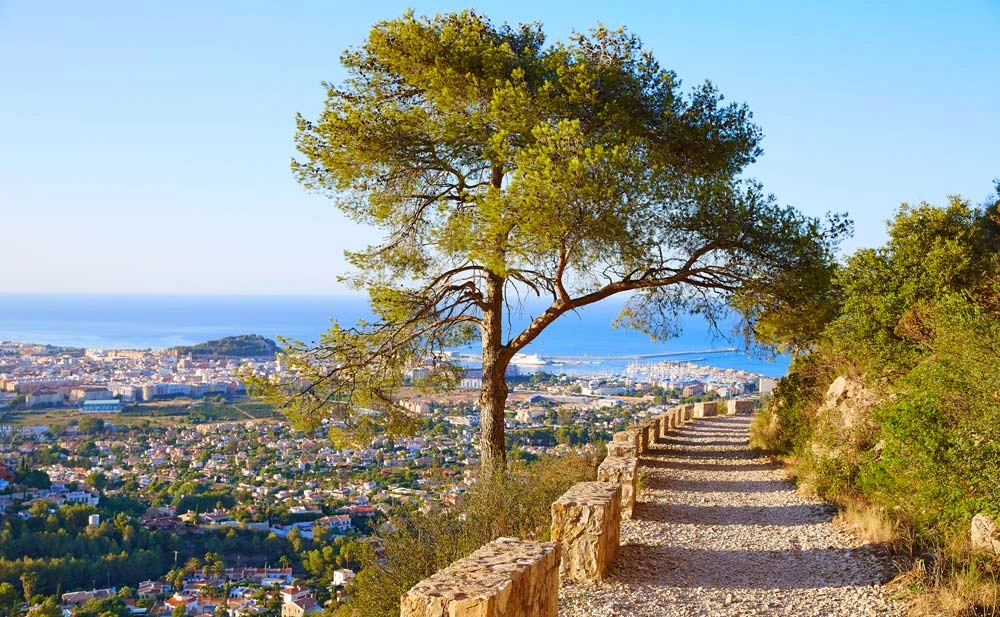 Dénia kasteel, marina en Middellandse-Zeekust op Spaanse Costa Blanca