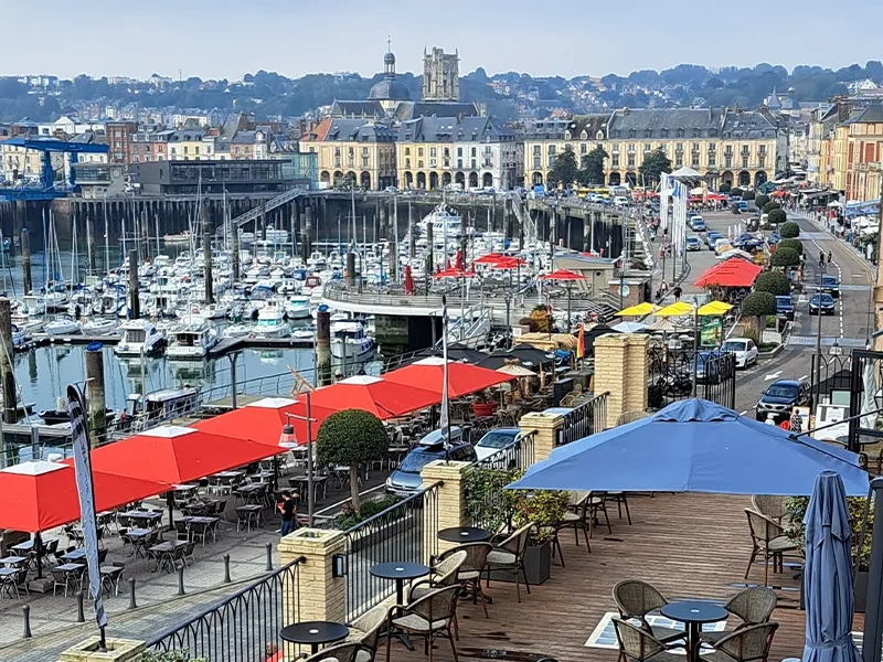 Dieppe haven, oude stad en Normandië kust in Noord-Frankrijk