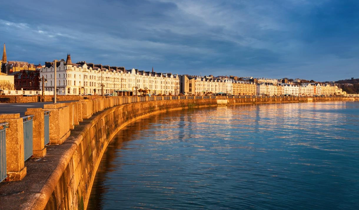 Douglas promenade, bay en kustboulevard op de Isle of Man