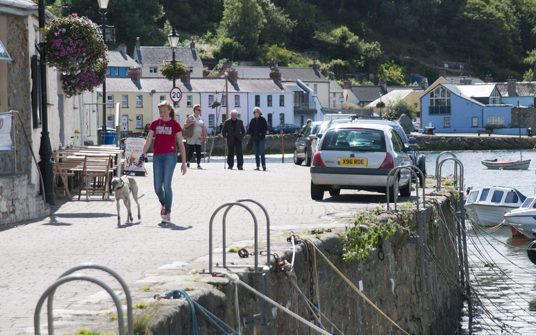 Fishguard haven, kustlandschap en Pembrokeshire in Wales