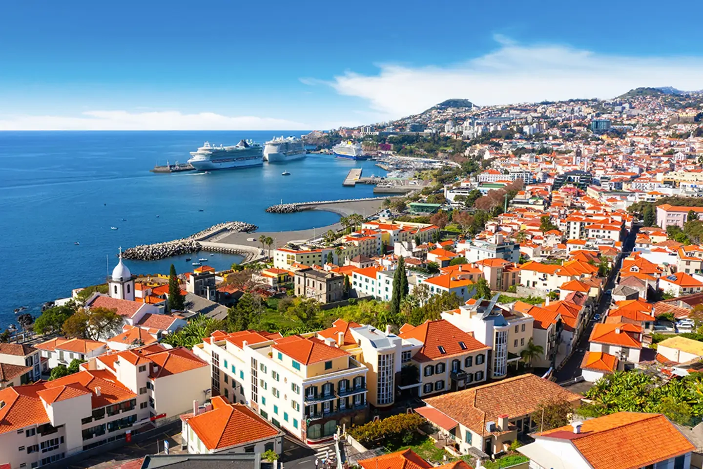 Funchal waterkant, heuvels en Atlantische landschap op Madeira