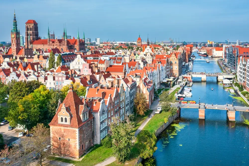 Gdańsk historische waterkant, kleurrijke gevels en Motława Rivier in Polen