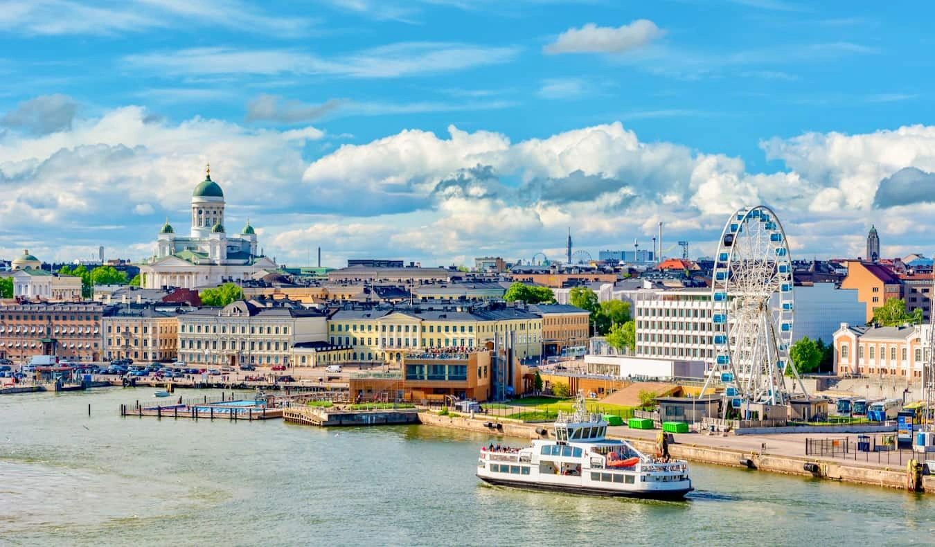 Helsinki waterkant, kathedraal en Oostzee haven in Finland