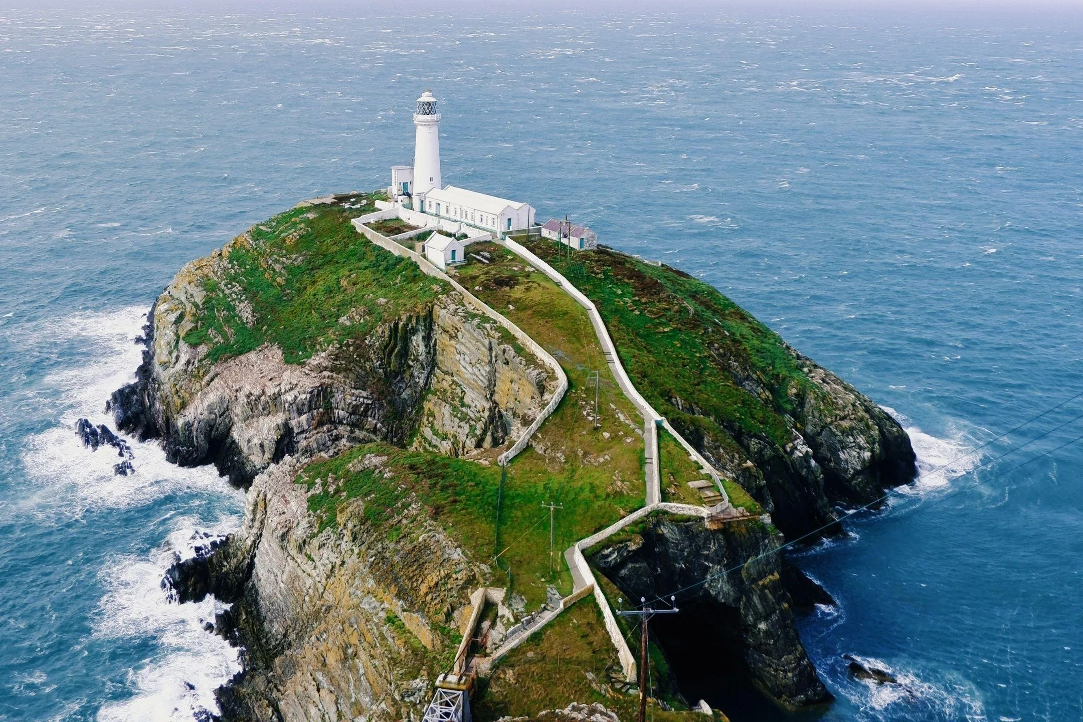 Holyhead kustlijn, haven en bergen op de Isle van Anglesey in Wales