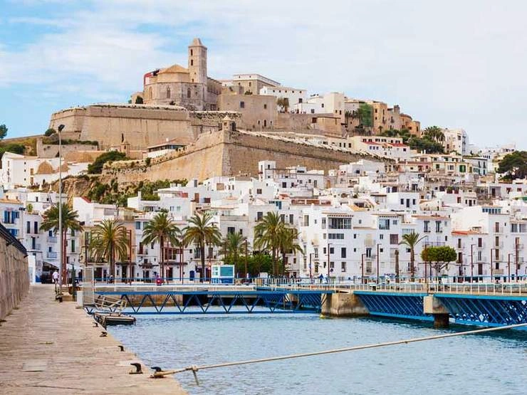 Ibiza Stad, Dalt Vila en Middellandse Zee waterkant in de Balearische Eilanden
