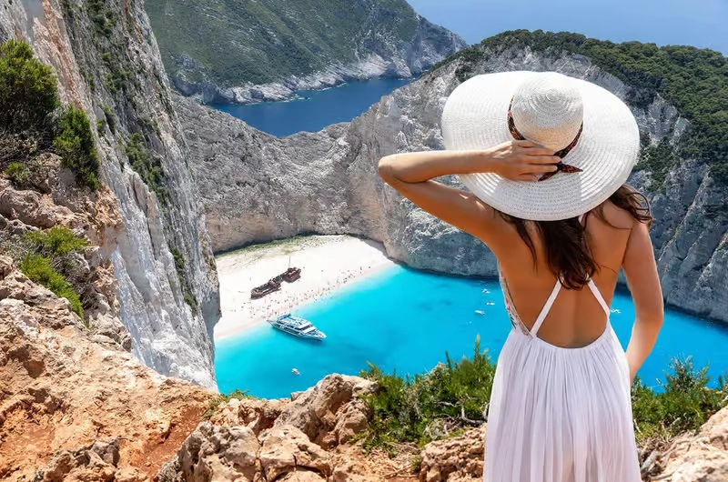 Igoumenitsa bay, waterkant en groene Epirus kustlijn in north-west Griekenland