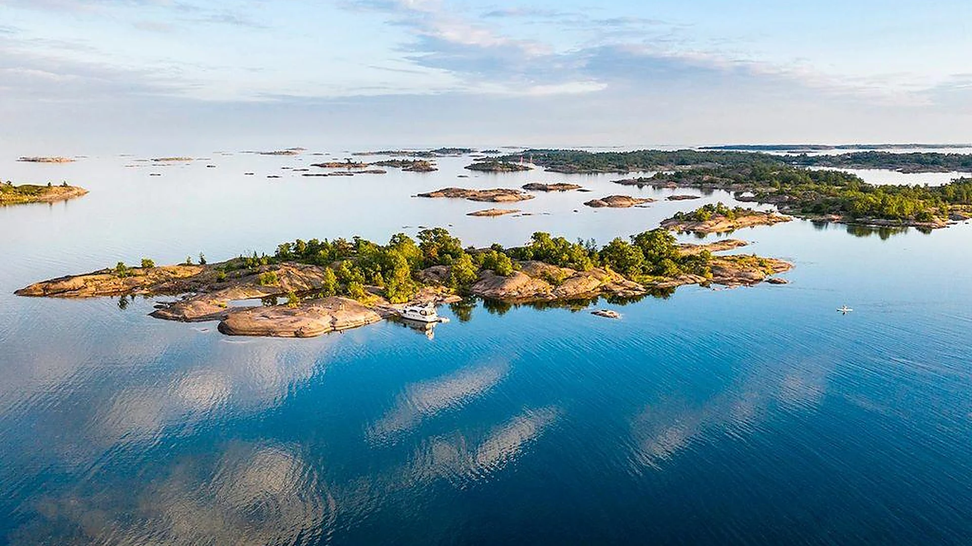 Kapellskär veerboothaven en omliggende kust