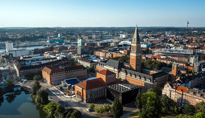Kiel waterkant, haven en stad op de Oostzee kust van noordelijke Duitsland