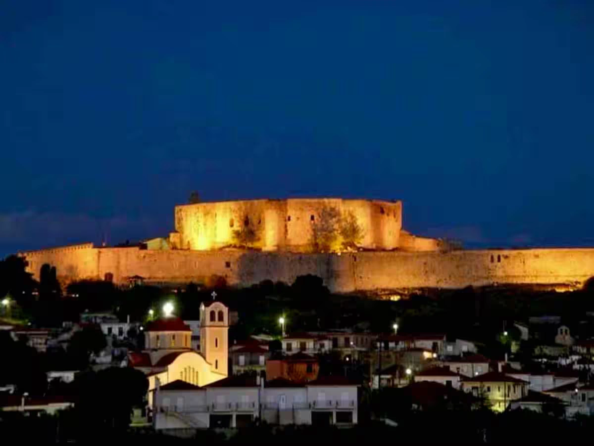 Kyllini kustlijn, strand en Chlemoutsi Castle zone in de westelijke Peloponnese, Griekenland