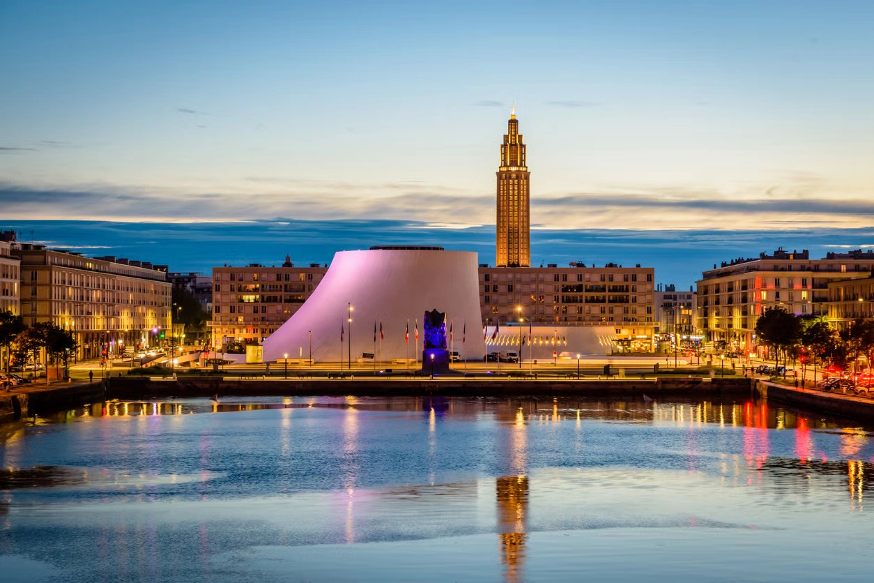 Le Havre waterkant, Saint-Joseph kerk en moderne stadscentrum in Normandië, Frankrijk
