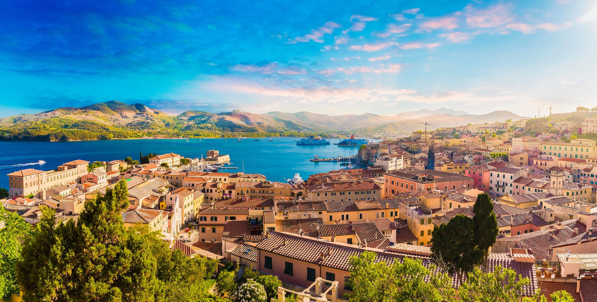 Livorno waterkant, kanalen en Toscaanse kust in Italië