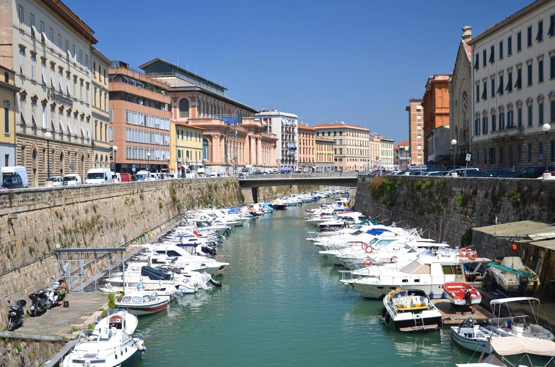 Livorno haven en waterkant in Toscane, Italië