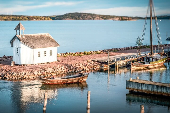 Mariehamn waterkant, marina en kleurrijke stad in de Åland Eilanden