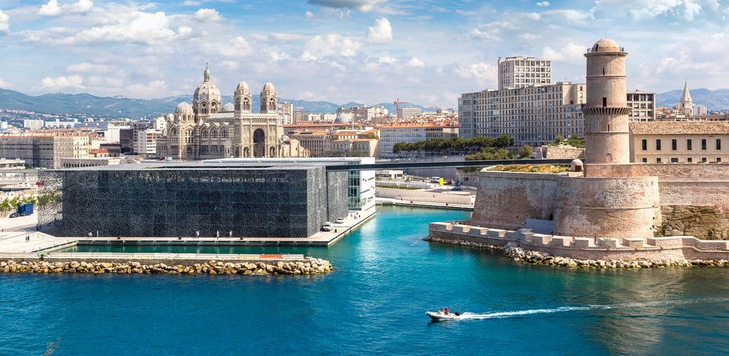 De Vieux-Port, basiliek en mediterrane skyline van Marseille in Zuid-Frankrijk
