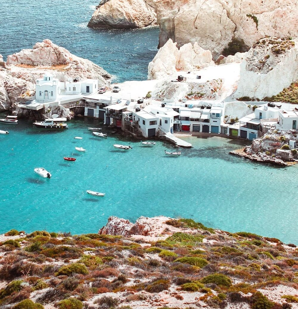 Milos eiland witte kliffen, turkooizen baaien en Cycladic dorp in Griekenland