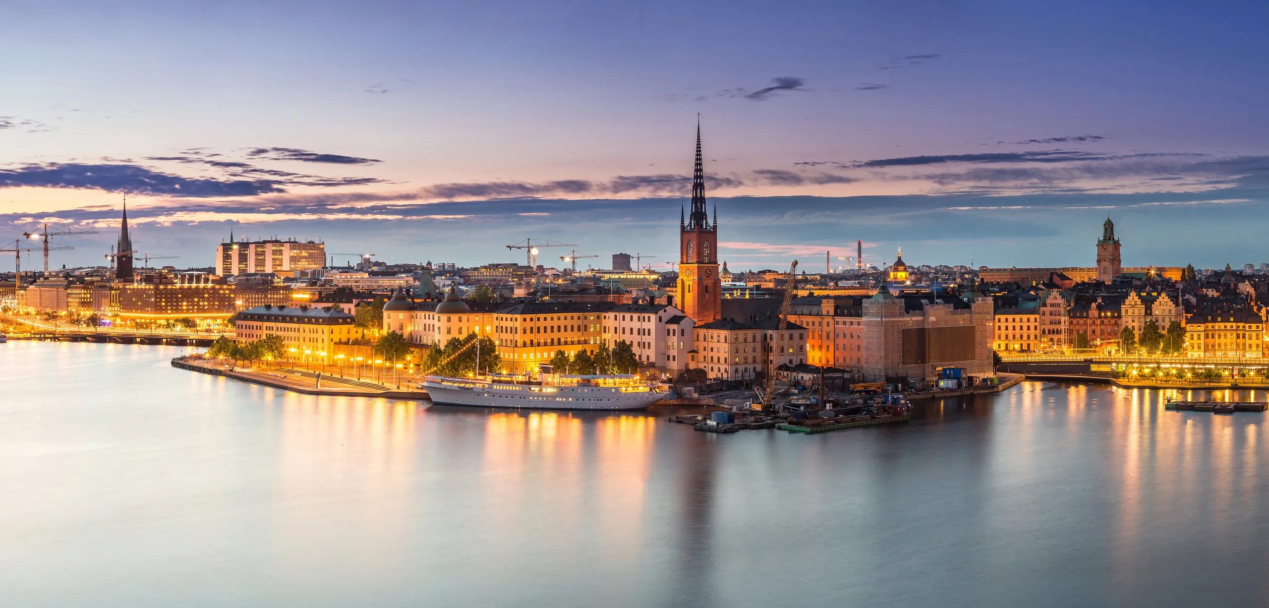 Nynäshamn haven, waterkant en Zweedse archipel landschap zuid van Stockholm