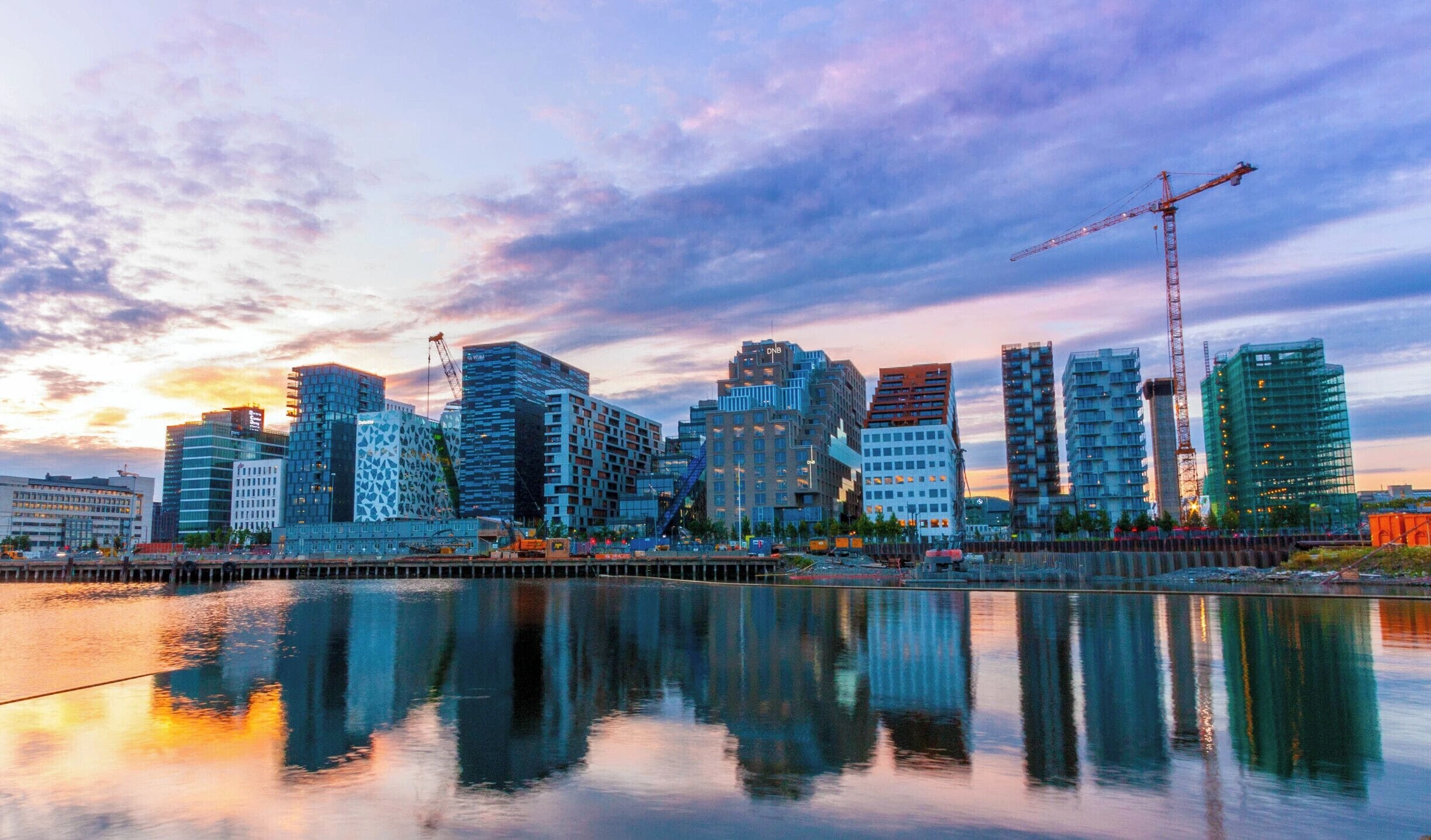 Oslo waterkant, haven en moderne stad skyline naast de Oslofjord in Noorwegen