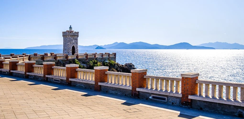 Piombino oude stad, Toscaanse kust en Middellandse Zee uitzicht op zee