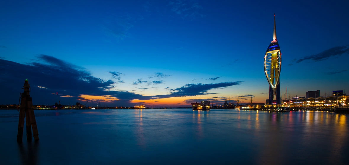 Portsmouth waterkant, Spinnaker Toren en historische haven in Engeland