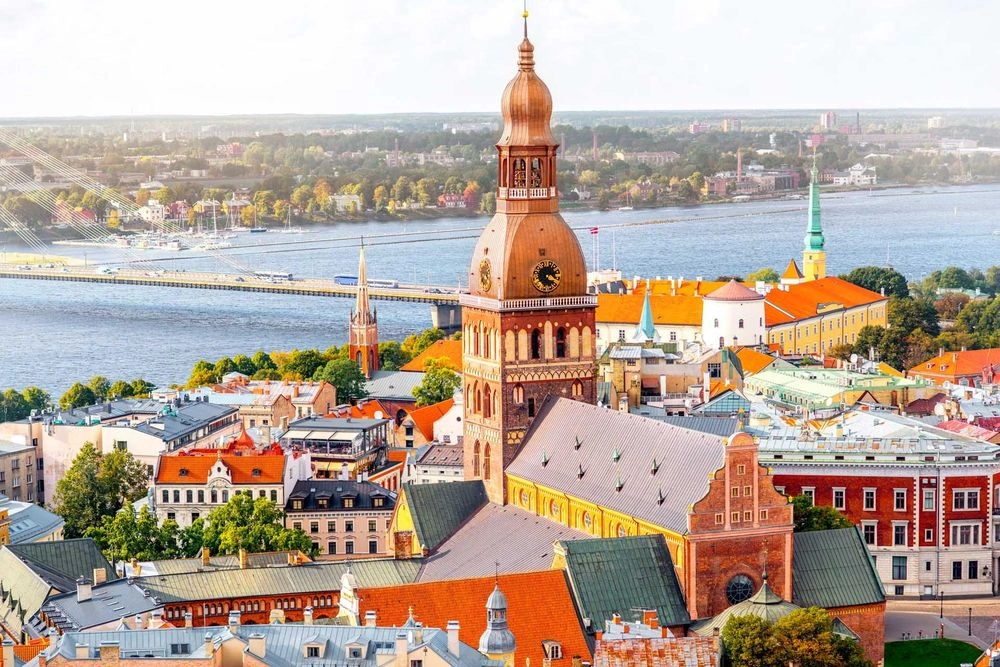 Riga Oude Stad, Daugava rivierfront en stad skyline in Letland