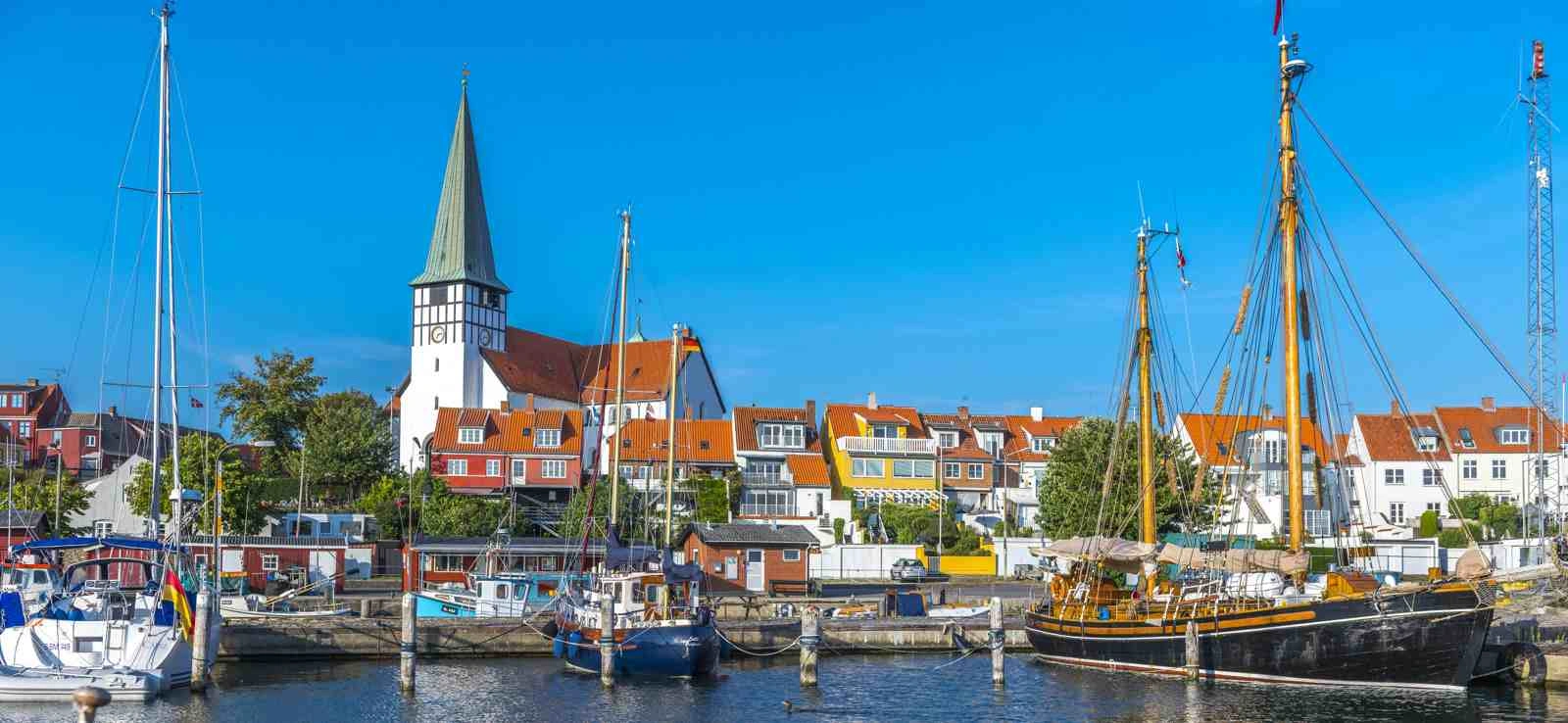 Rønne oude stad, haven en Bornholm kust in Denemarken