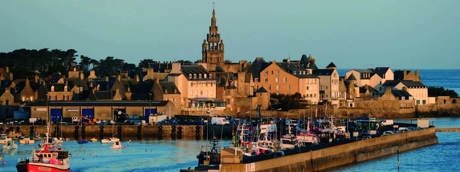 Roscoff oude haven, graniet waterkant en Brittany kust in Frankrijk