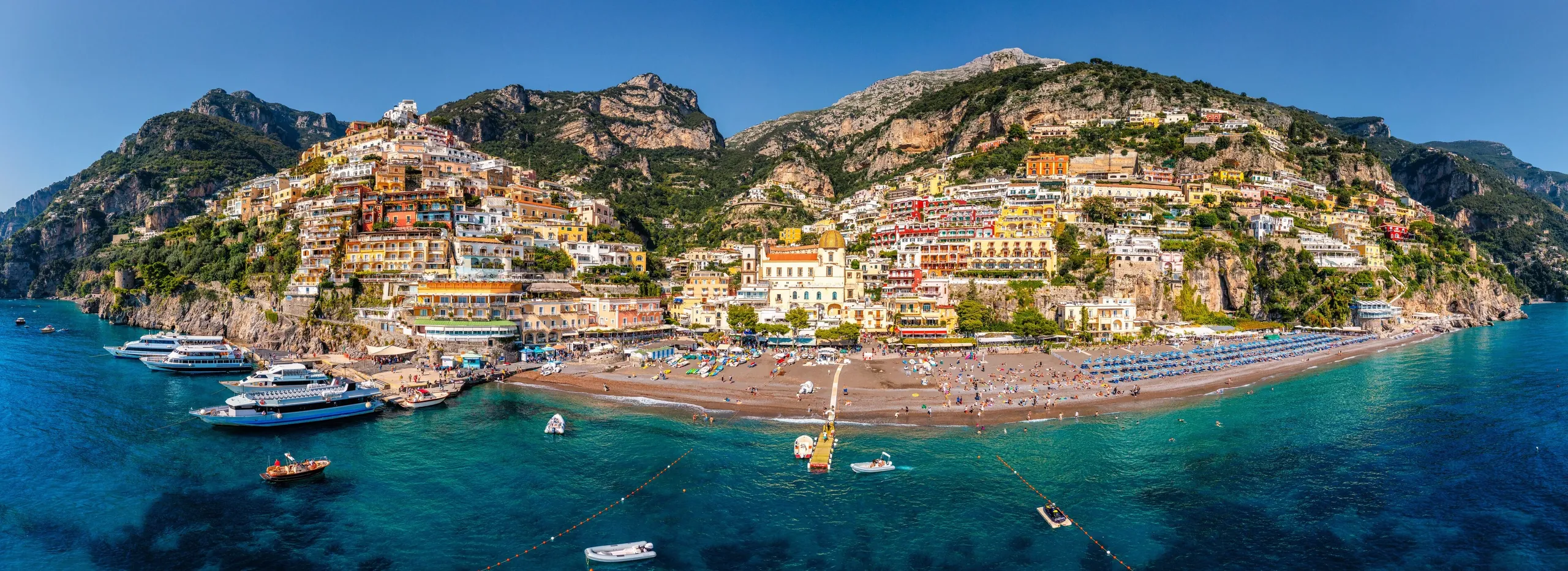Salerno waterkant, oude stad en Gulf van Salerno in Campania, Italië