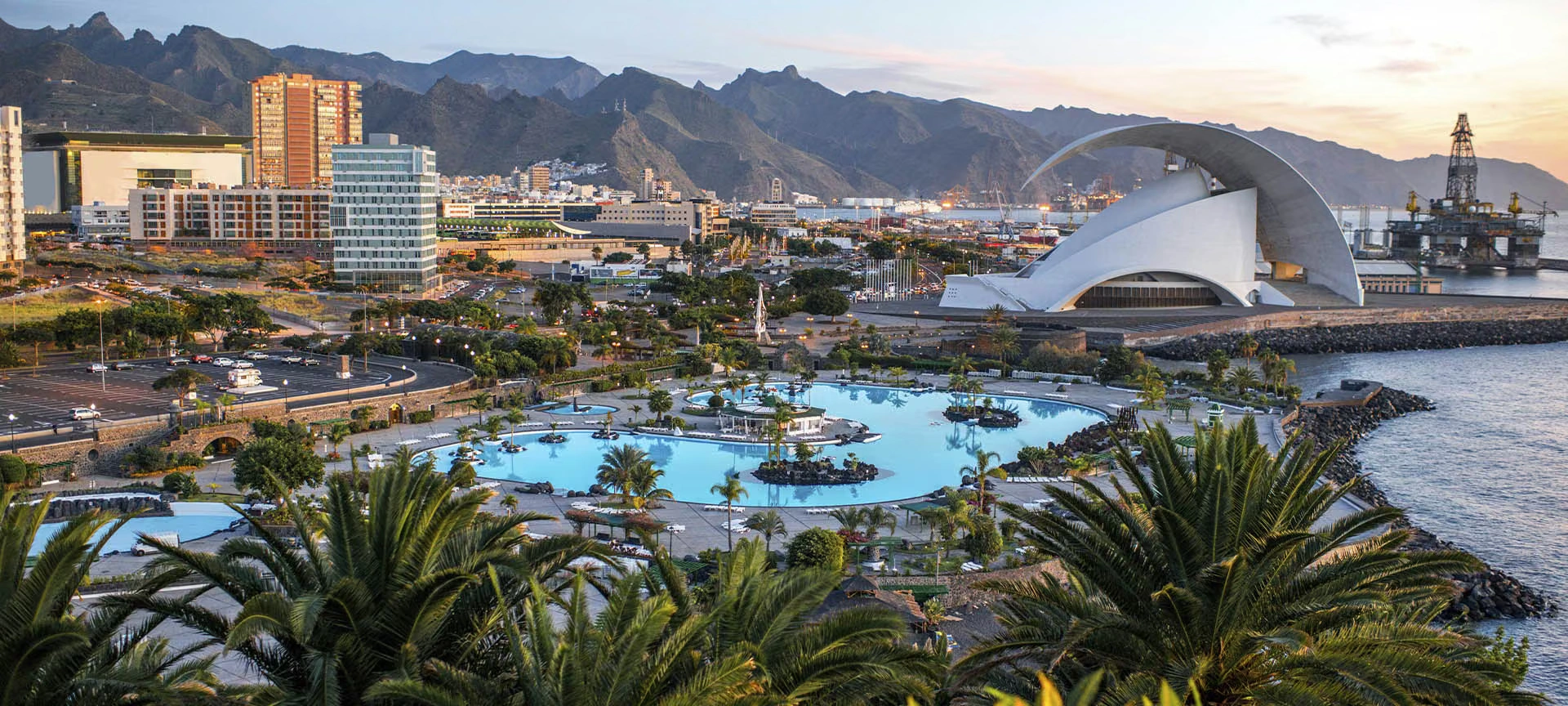 Santa Cruz de Tenerife waterkant en cityscape in de Canarische Eilanden