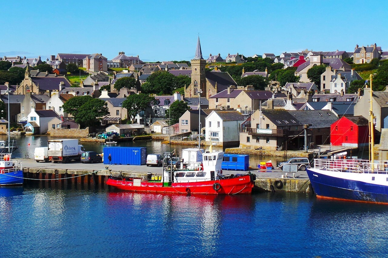 Scrabster haven en rugged Caithness kustlijn in noordelijke Schotland