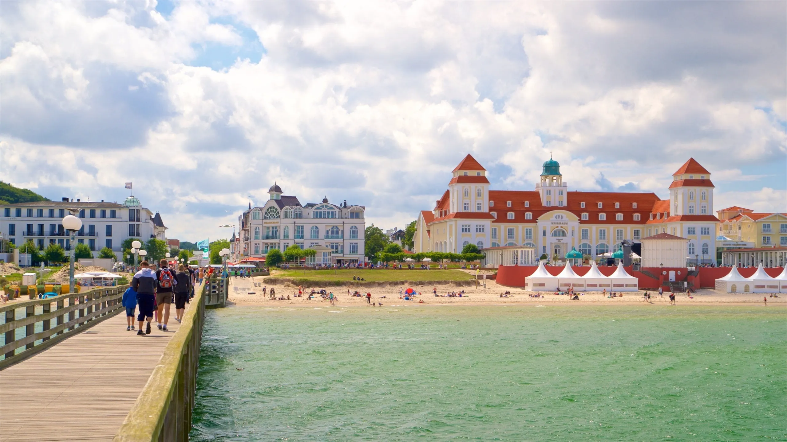 Swinoujscie strand, vuurtoren en Oostzee waterkant in Polen