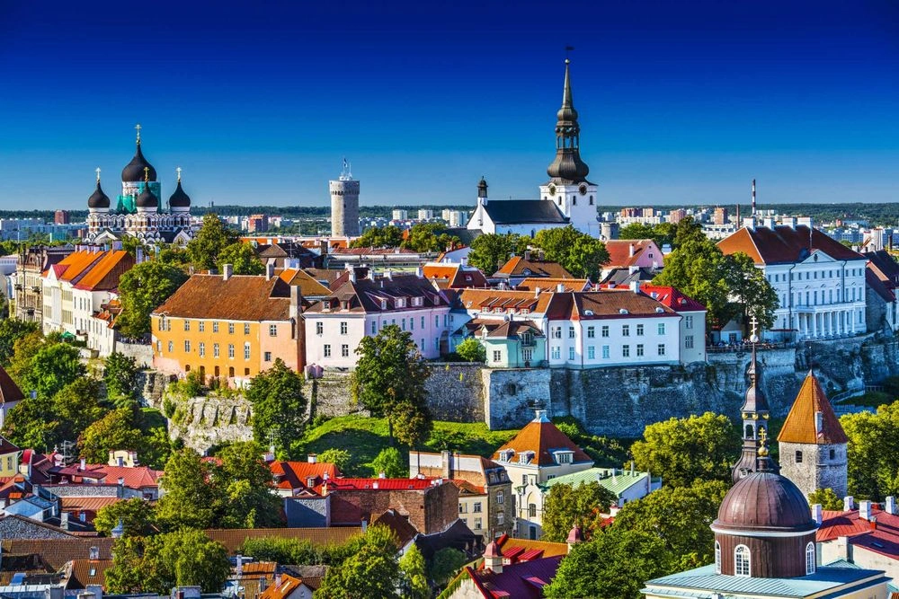 Tallinn medieval oude stad, torens en Oostzee waterkant in Estland