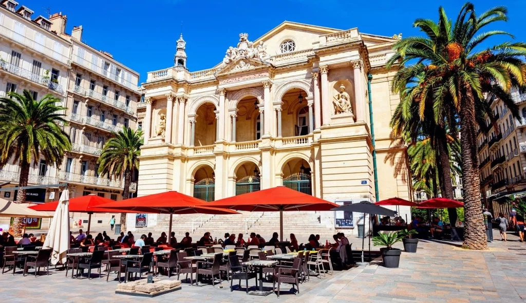 Toulon haven, oude stad en Middellandse Zee waterkant in zuidelijke Frankrijk