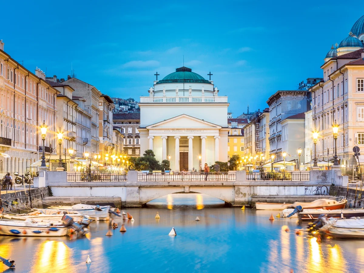 Trieste waterkant, Piazza Unità d’Italia en Adriatische Zee cityscape in Italië