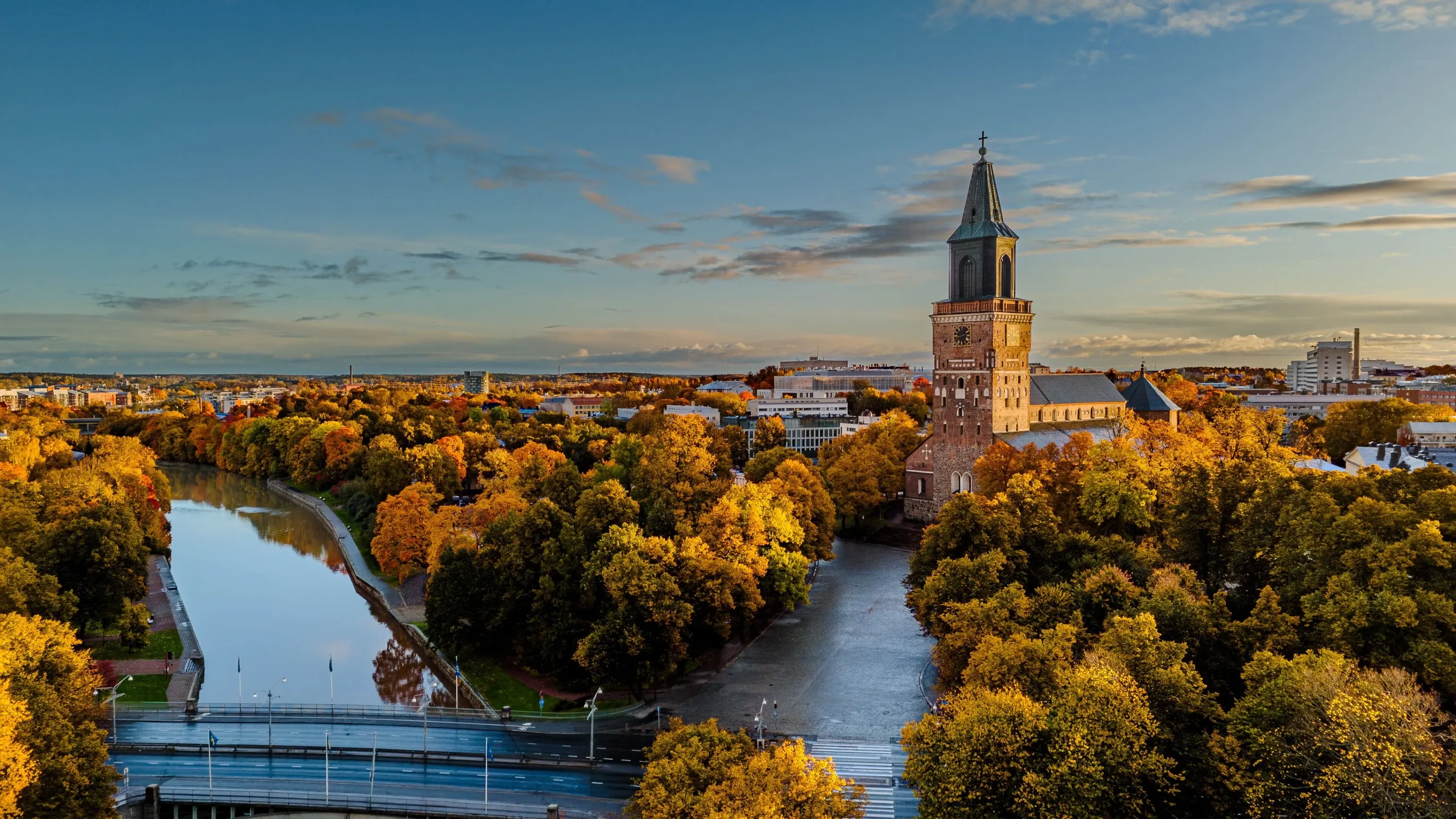 Turku rivierfront, kasteel en Finse archipel cityscape