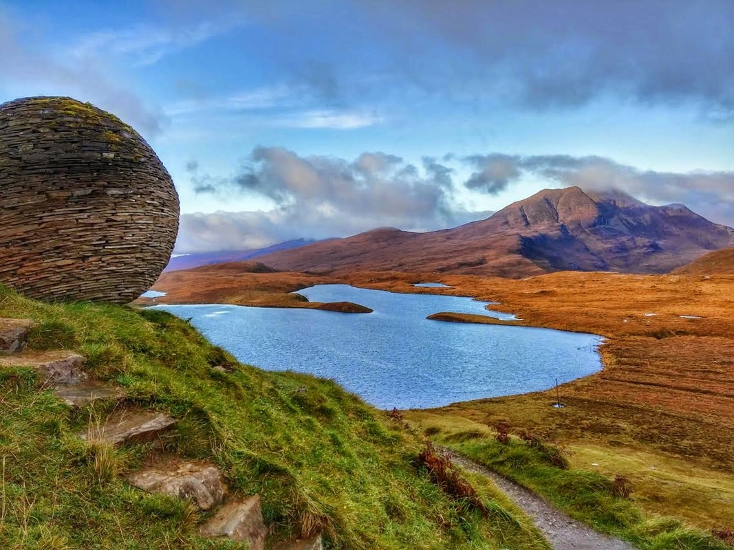Ullapool waterkant en berg landschap in de Schotse Hooglanden