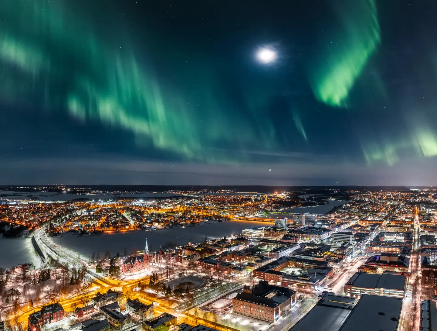 Umeå stadscentrum, rivierfront en noordelijke Zweedse landschap