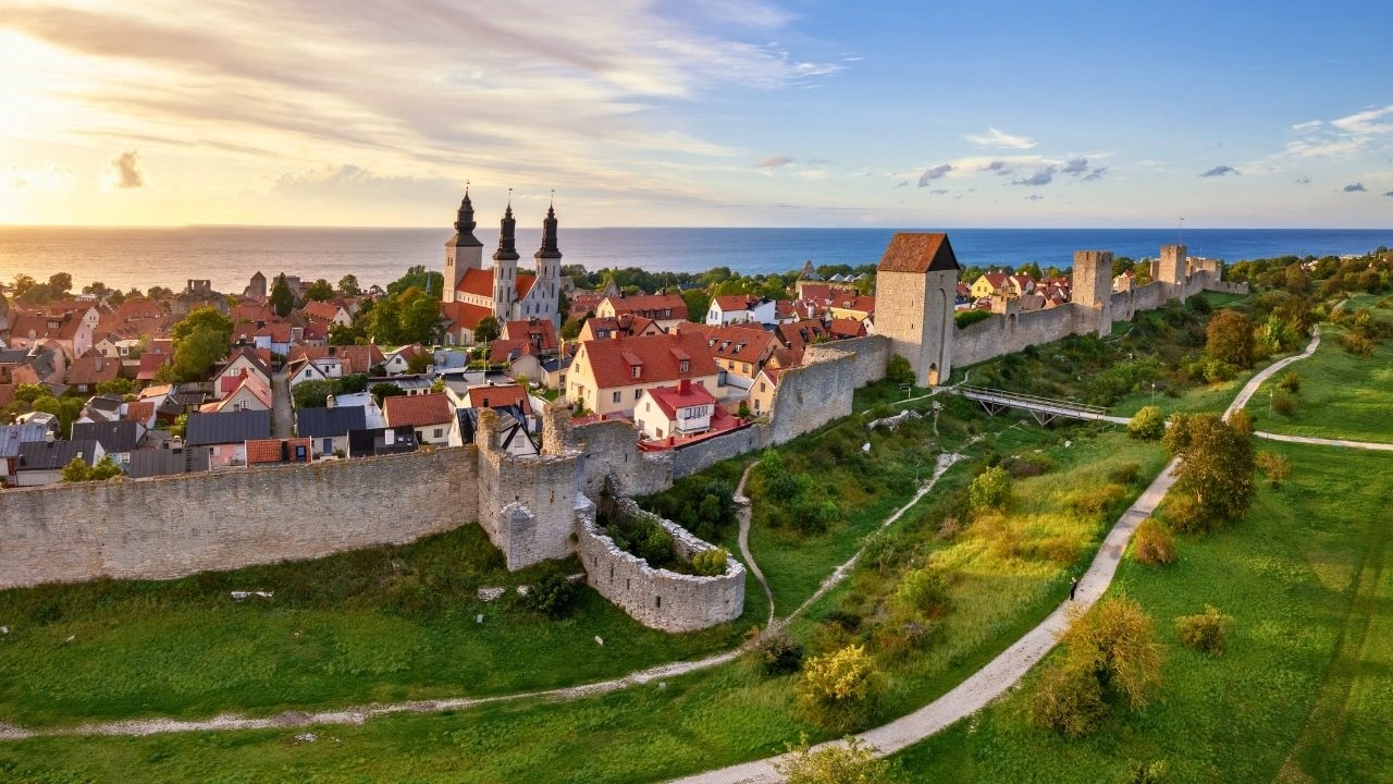 Visby medieval stad muren, rooftops en Oostzee waterkant op Gotland