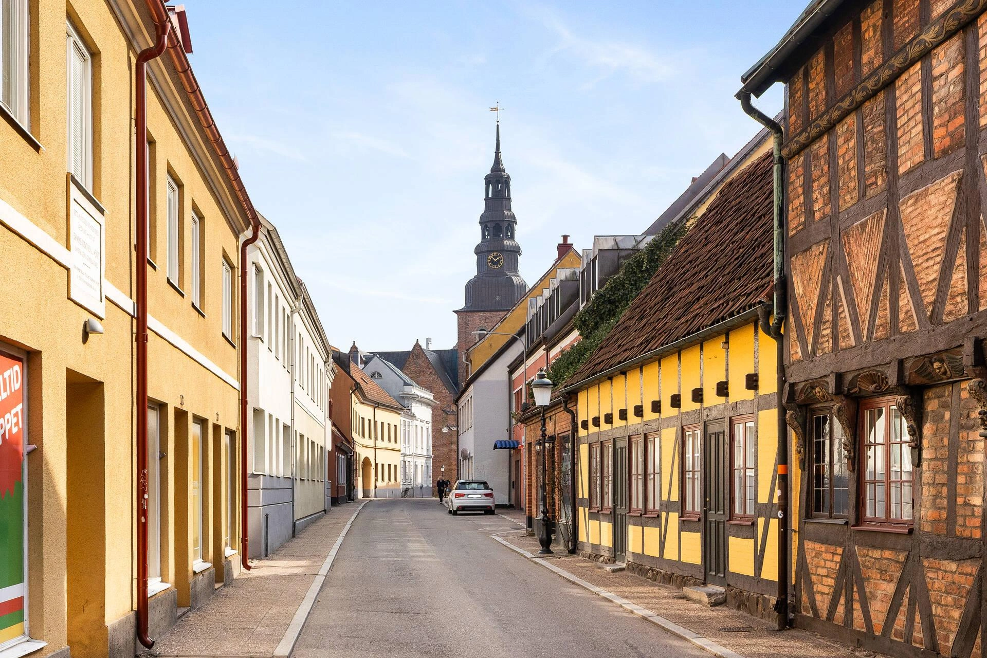 Ywaterkant van de stad en veerboothaven in Zuid-Zweden